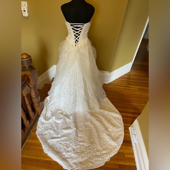 Wedding gown - Picture 4 of 9